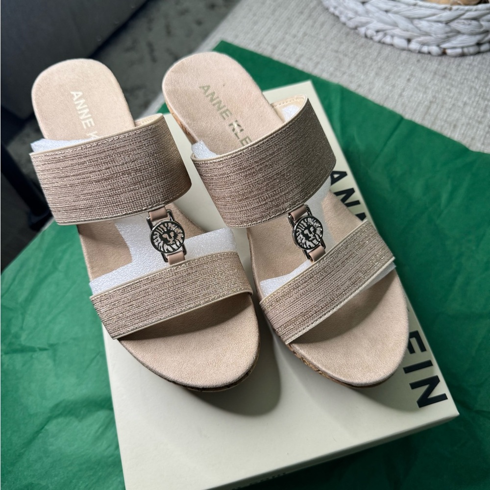 NIB Anne Klein Women's Tan and White Sandals